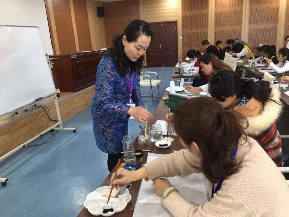 “书香阿拉尔”系列活动——阿拉尔市文化馆“文化超市”公益培训班上课啦！