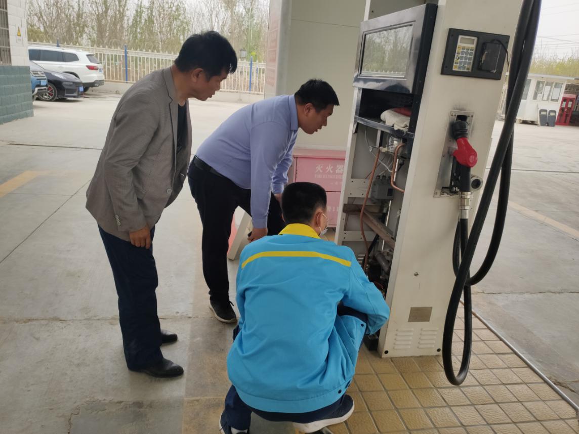 第一师阿拉尔市应急管理局对加油站开展“地毯式”隐患排查整治