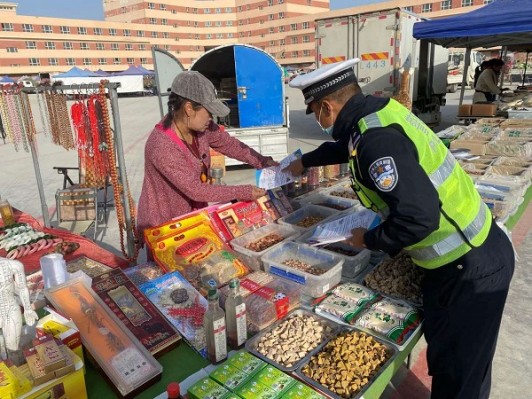 阿拉尔市城区公安局交通警察大队深入农贸市场开展交通安全宣传活动