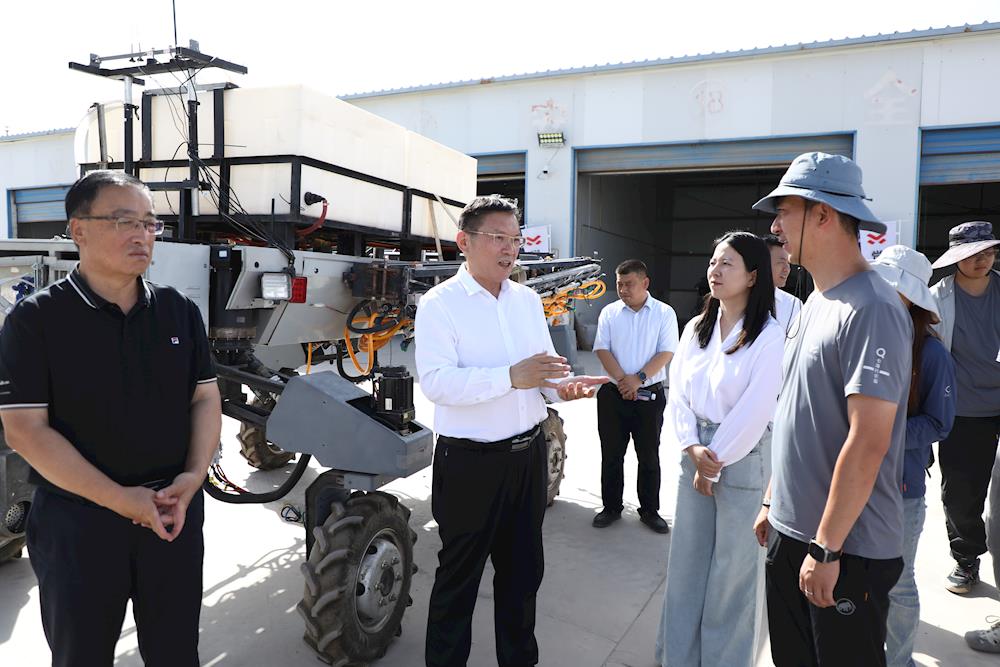 师市党委书记、政委丁翊强在一团、二团调研团镇经济高质量发展工作