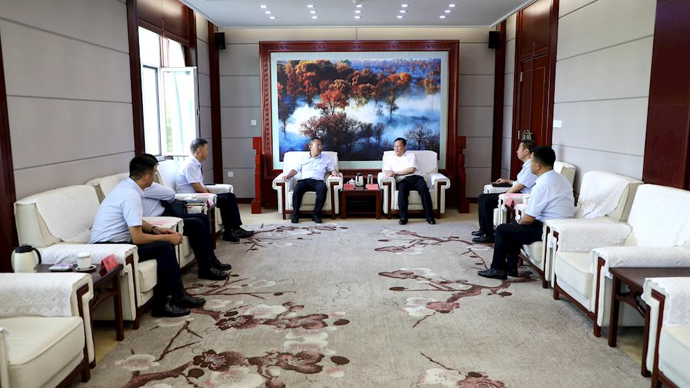师市党委书记、政委丁翊强会见自治区农村信用社联合社客人