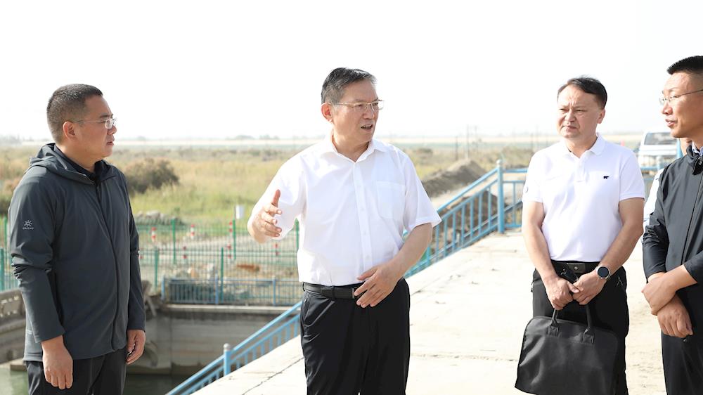师市党委书记、政委丁翊强在塔河沿线巡河并就水利资源开发利用调研