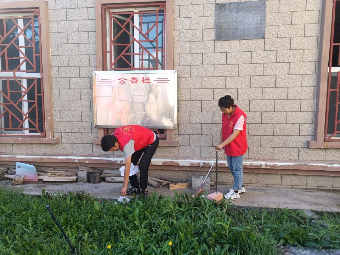 四团人民路社区开展“环境卫生整治”活动