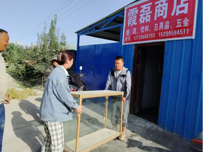 四团连队“两委”携手搬迁小卖铺，为群众办实事谋福祉