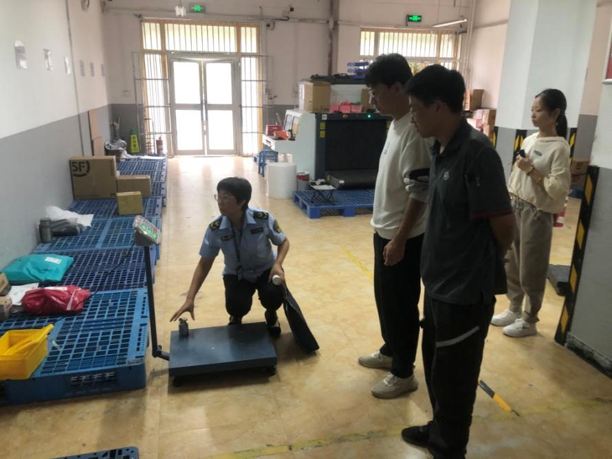 师市市场监管局开展快递行业计量器具检查