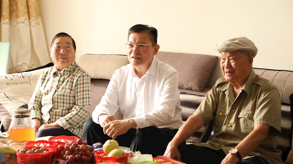 师市党委书记、政委丁翊强看望慰问老战士代表