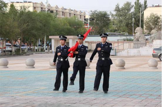 二团举行升国旗仪式庆祝新中国75周年华诞