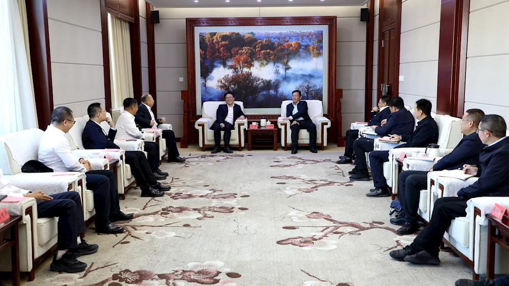 师市党委书记、政委丁翊强会见中能建绿色建材有限公司客人