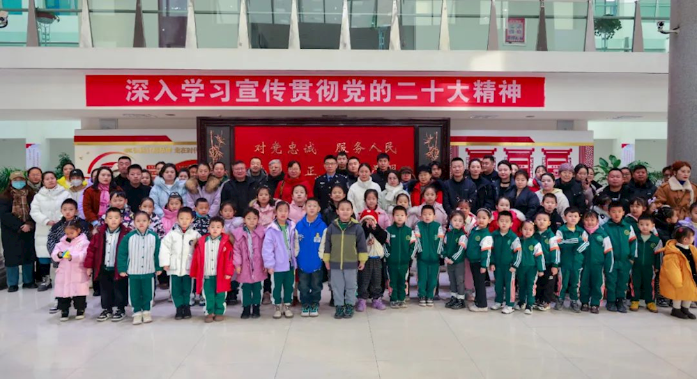 第一师阿拉尔市公安局举办“警民零距离·携手促共建”警营开放日活动
