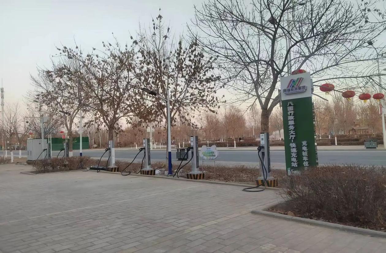 南能集团八团新能源汽车充电基础设施投入使用