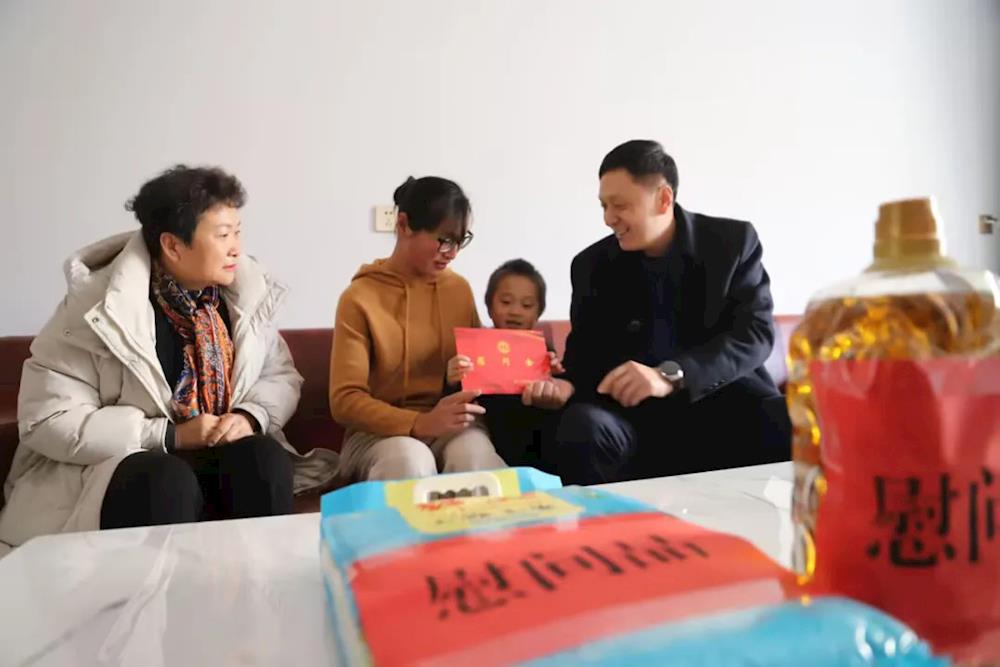 师市总工会慰问五团困难职工