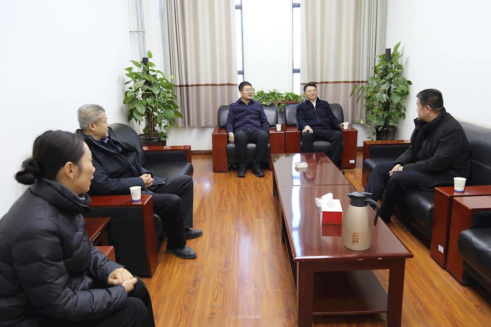 八团党委书记、政委杨征宇赴温宿和五团看望慰问干部