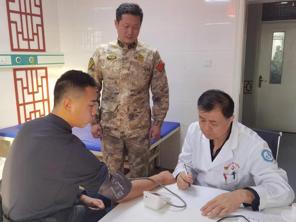 十二团医院严把春季征兵健康体检关  助力青年实现强军梦