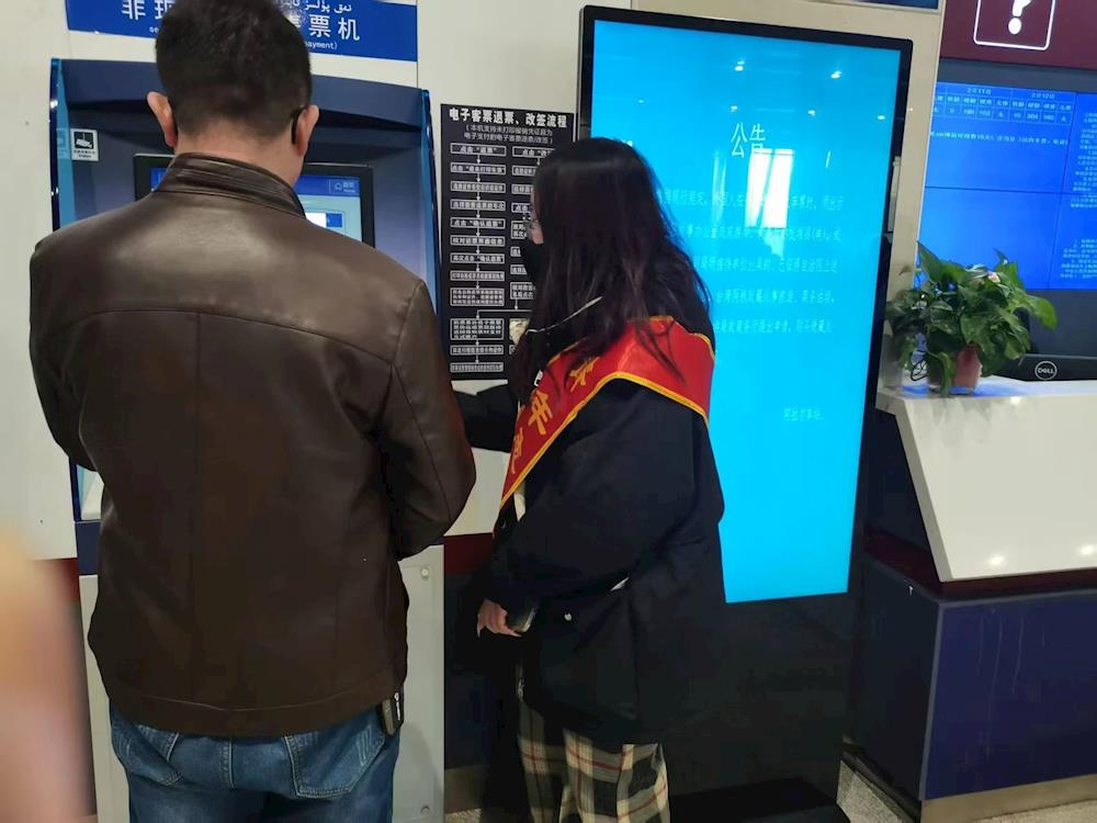 托喀依乡团委组织志愿者在阿拉尔市火车站开展为期8天的志愿服务工作