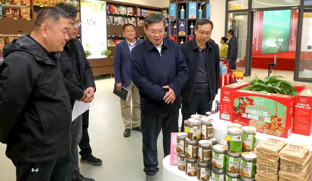 师市党委书记、政委丁翊强调研农业生产工作