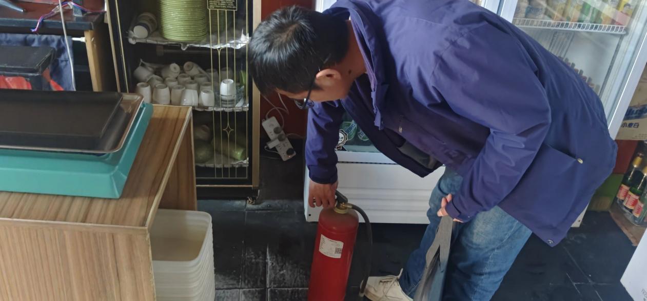 八团开展商铺安全检查 构建安全和谐社会环境